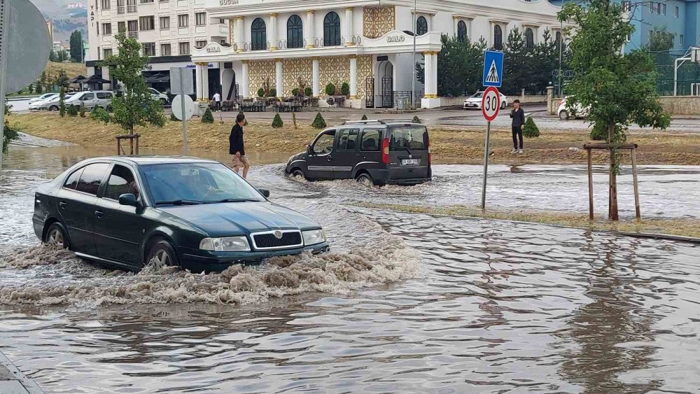 Erzurum’da 10 Dakikalık Yağış Trafiği Felç Etti