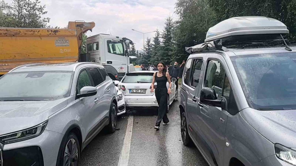 Erzurum’da Atatürk Üniversitesi Kavşağı’nda 10 Araçlı Zincirleme Kaza.. 5 Yaralı!