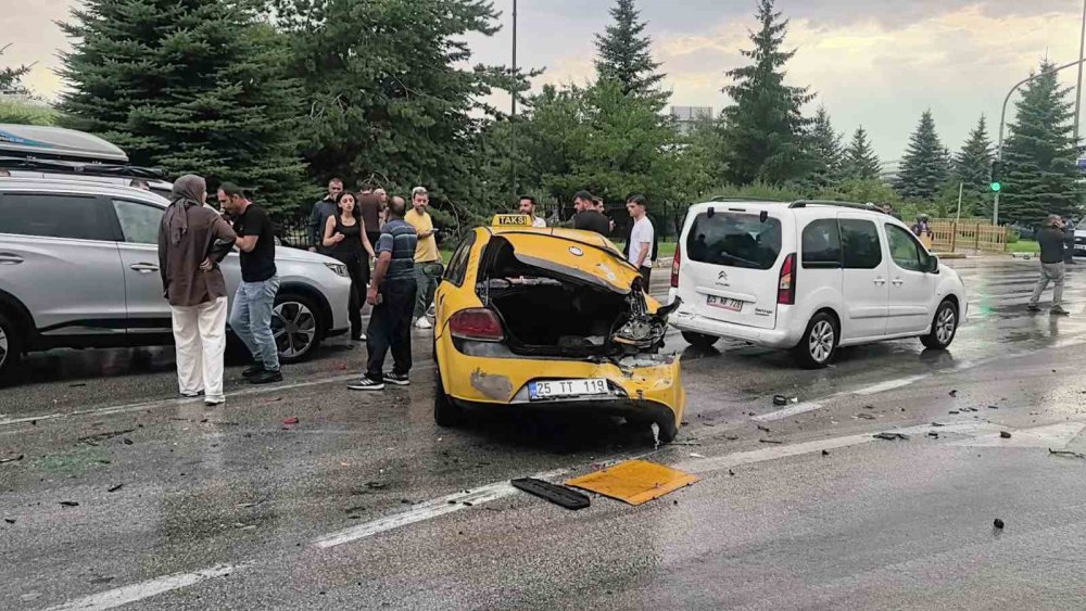 Erzurum’da Atatürk Üniversitesi Kavşağı’nda 10 Araçlı Zincirleme Kaza.. 5 Yaralı!
