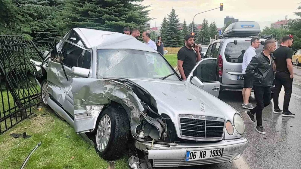Erzurum’da Atatürk Üniversitesi Kavşağı’nda 10 Araçlı Zincirleme Kaza.. 5 Yaralı!