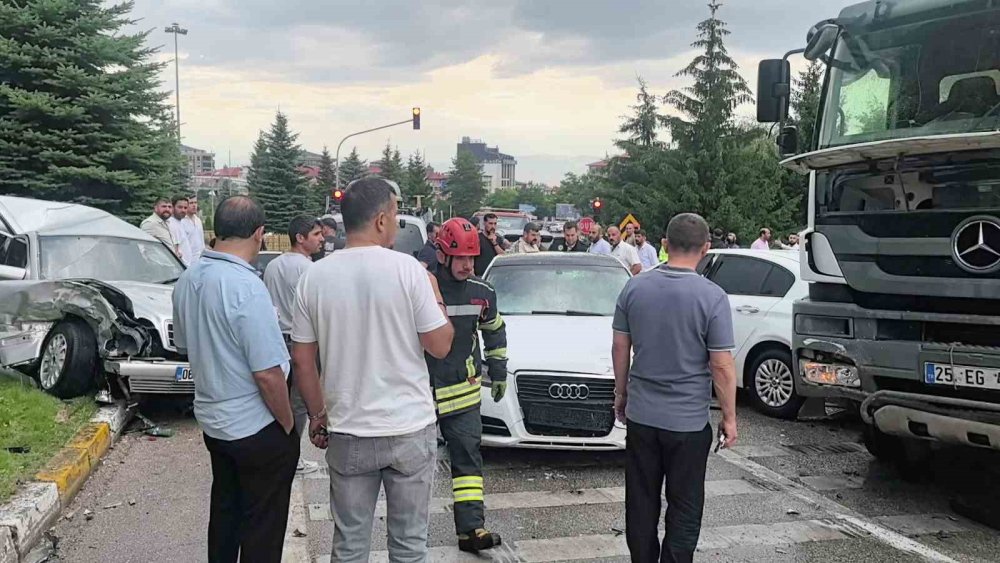 Erzurum’da Atatürk Üniversitesi Kavşağı’nda 10 Araçlı Zincirleme Kaza.. 5 Yaralı!