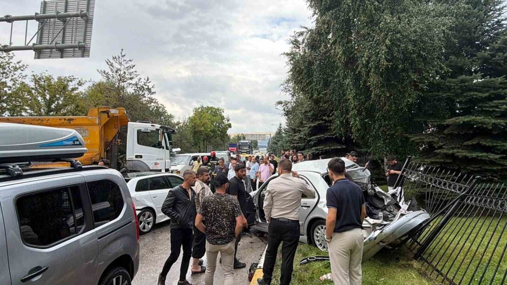 Erzurum’da Atatürk Üniversitesi Kavşağı’nda 10 Araçlı Zincirleme Kaza.. 5 Yaralı!