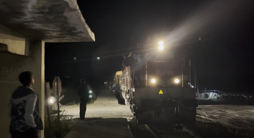 Kars-Akyaka Yolcu Treni Arızalandı.. Hemzemin Geçitte Kalan Tren Kaldırıldı!