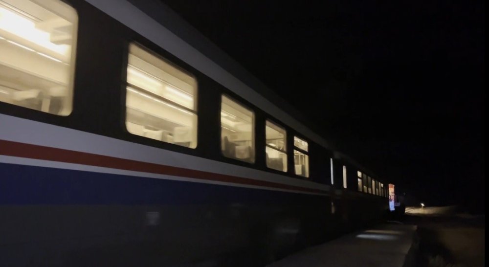 Kars-Akyaka Yolcu Treni Arızalandı.. Hemzemin Geçitte Kalan Tren Kaldırıldı!
