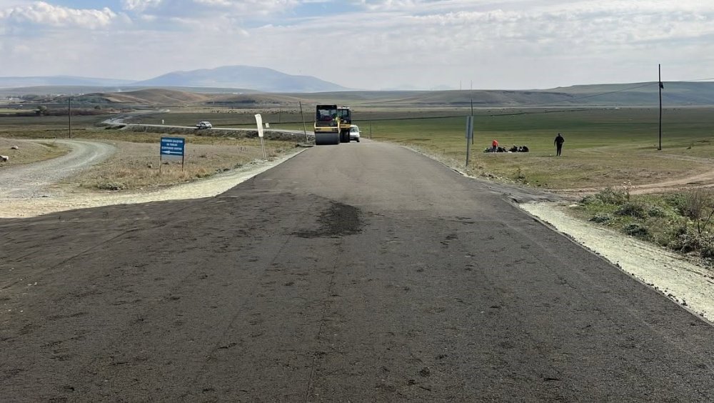 Kars’ta Köy Yollarına Beton ve Parke Çalışması.. 89 Köy İçin Yeni Program Başladı!