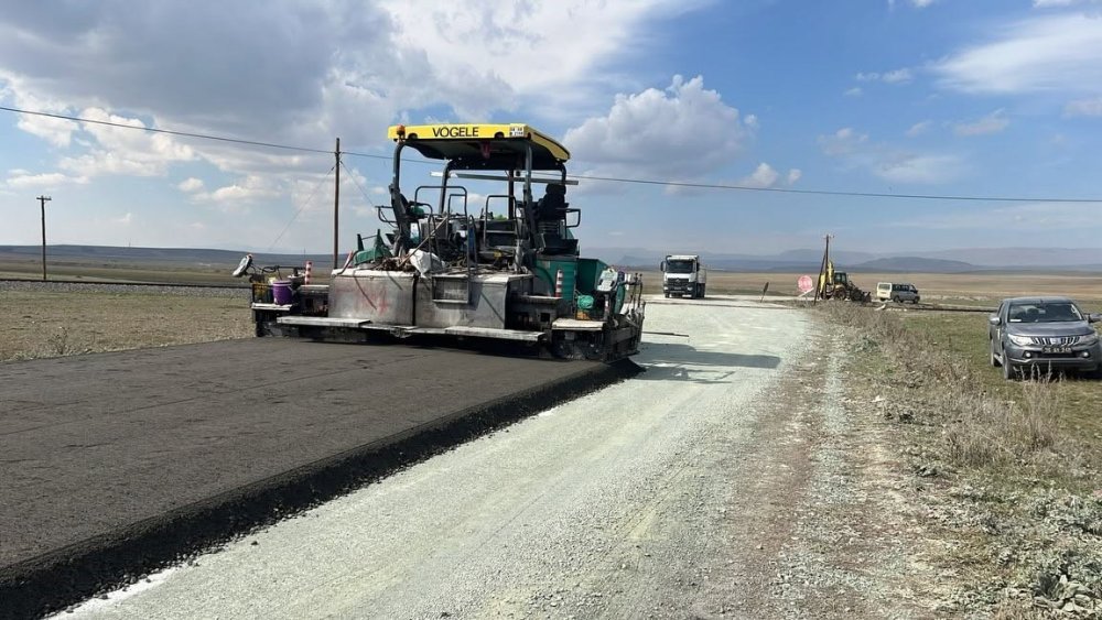 Kars’ta Köy Yollarına Beton ve Parke Çalışması.. 89 Köy İçin Yeni Program Başladı!