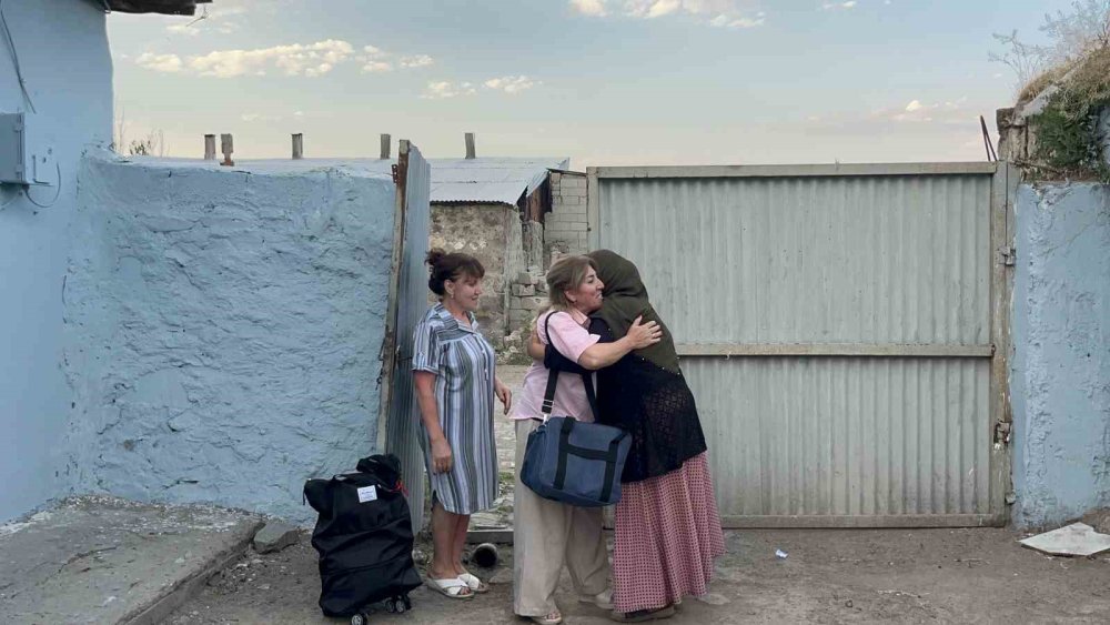 Bir Sınır Hikayesi.. Bir Asır Önce Ayrılan Aileler Kars’ta Yeniden Buluştu!