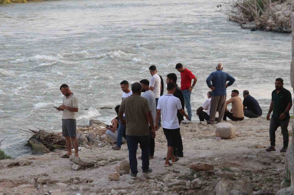 Ceyhan Nehri’ne Serinlemek İçin Giren 2 Çocuk Kayboldu