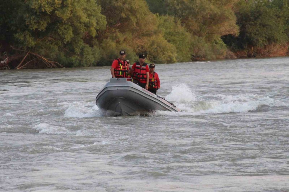Ceyhan Nehri’ne Serinlemek İçin Giren 2 Çocuk Kayboldu