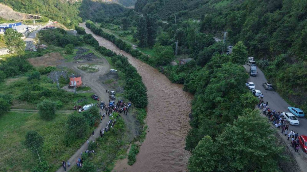 Giresun’da Sel Sularına Kapılan Aileden Acı Haber.. Anne Hala Aranıyor!