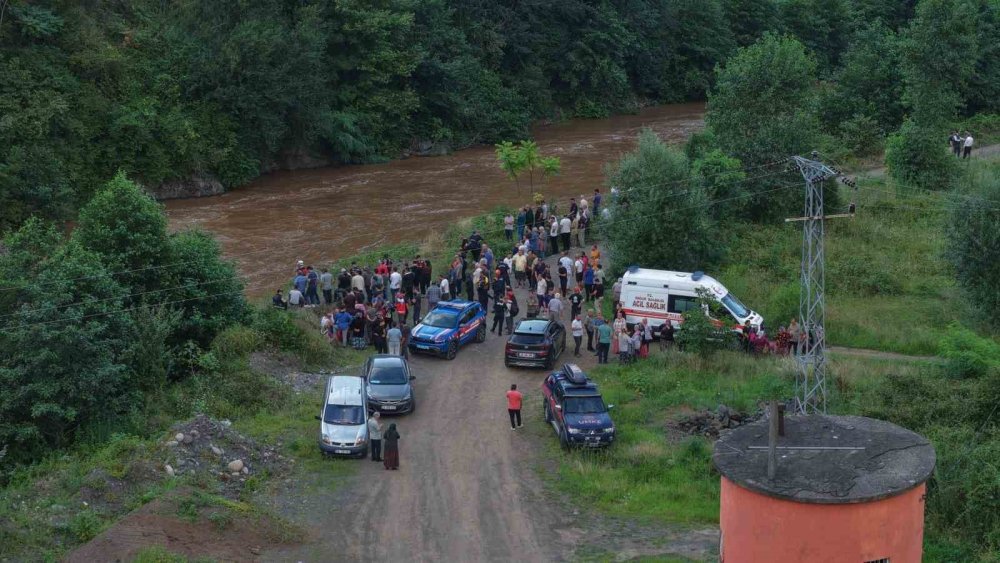Giresun’da Sel Sularına Kapılan Aileden Acı Haber.. Anne Hala Aranıyor!