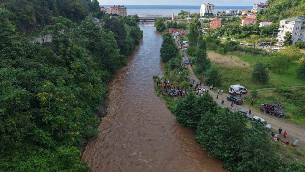 Giresun’da Sel Sularına Kapılan Aileden Acı Haber.. Anne Hala Aranıyor!
