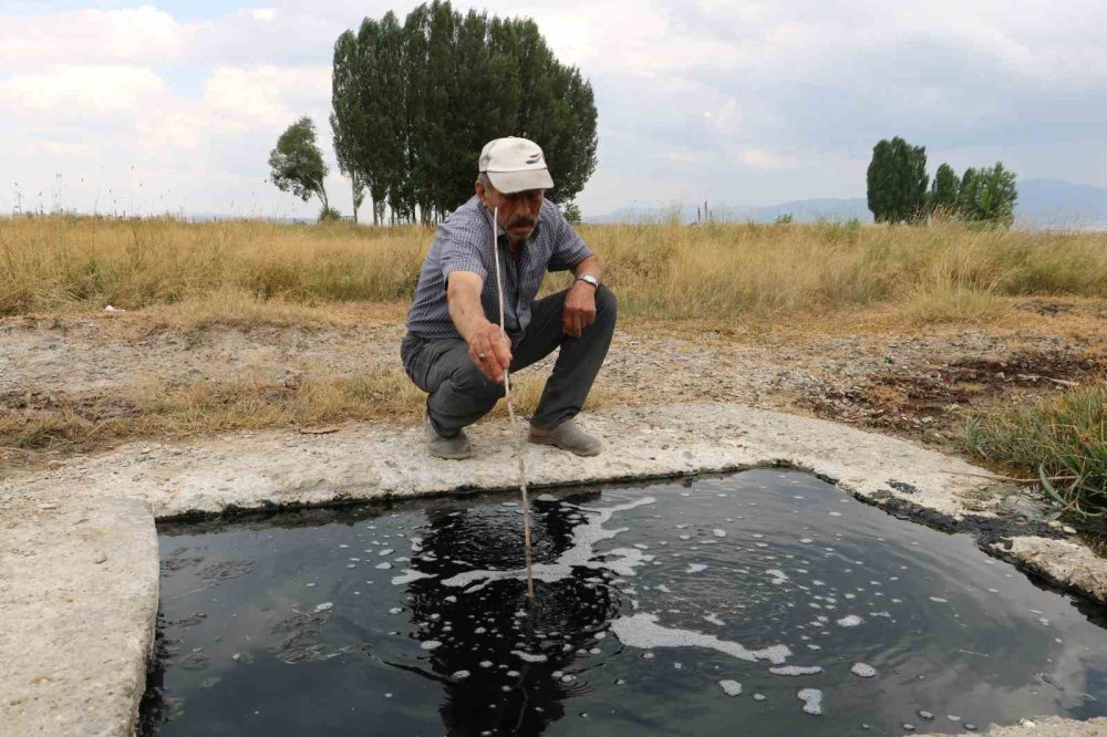 Erzurum’da Yarım Asırlık Kaynak Dikkat Çekiyor.. Köpükler Mavi Alevle Yanıyor!