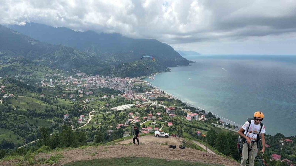 Kemalpaşa’da Yamaç Paraşütü Heyecanı.. Türkiye Şampiyonası Başladı!