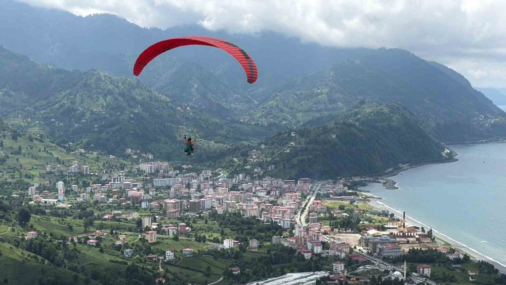 Kemalpaşa’da Yamaç Paraşütü Heyecanı.. Türkiye Şampiyonası Başladı!