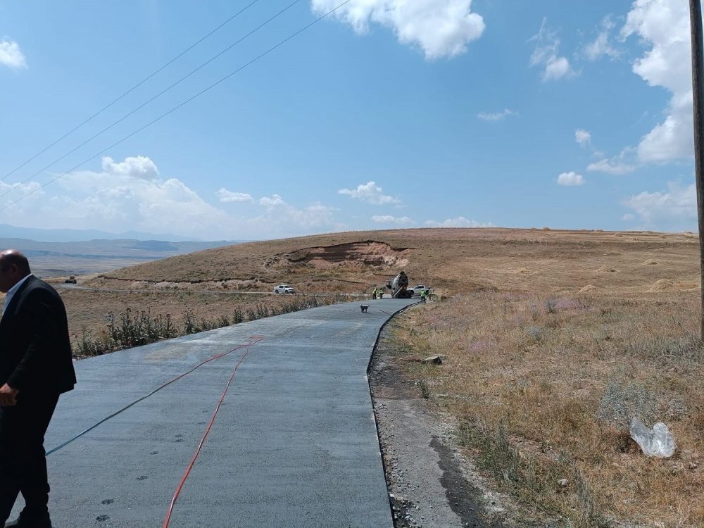 Sarıkamış’ta Beton Yol Çalışmaları Yerinde İncelendi