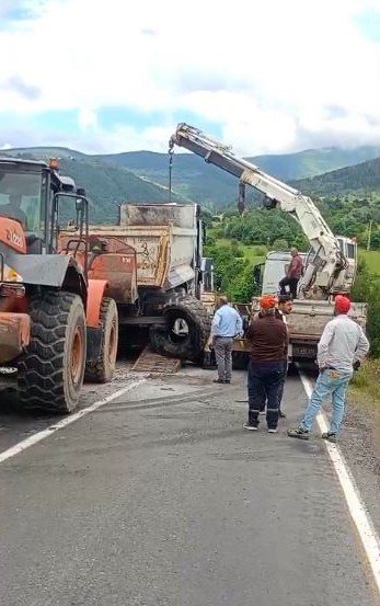 Ardahan’da Asfalt Yüklü Kamyon Devrildi.. Kara Yolunda Ulaşım Aksadı!