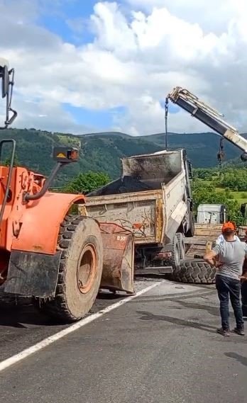 Ardahan’da Asfalt Yüklü Kamyon Devrildi.. Kara Yolunda Ulaşım Aksadı!