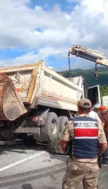 Ardahan’da Asfalt Yüklü Kamyon Devrildi.. Kara Yolunda Ulaşım Aksadı!