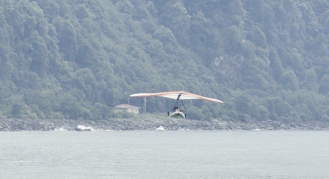 Artvin’de Yamaç Paraşütü Şampiyonası Sürerken.. Sahillerde Uçan Bot Gösterisi İlgi Çekti!