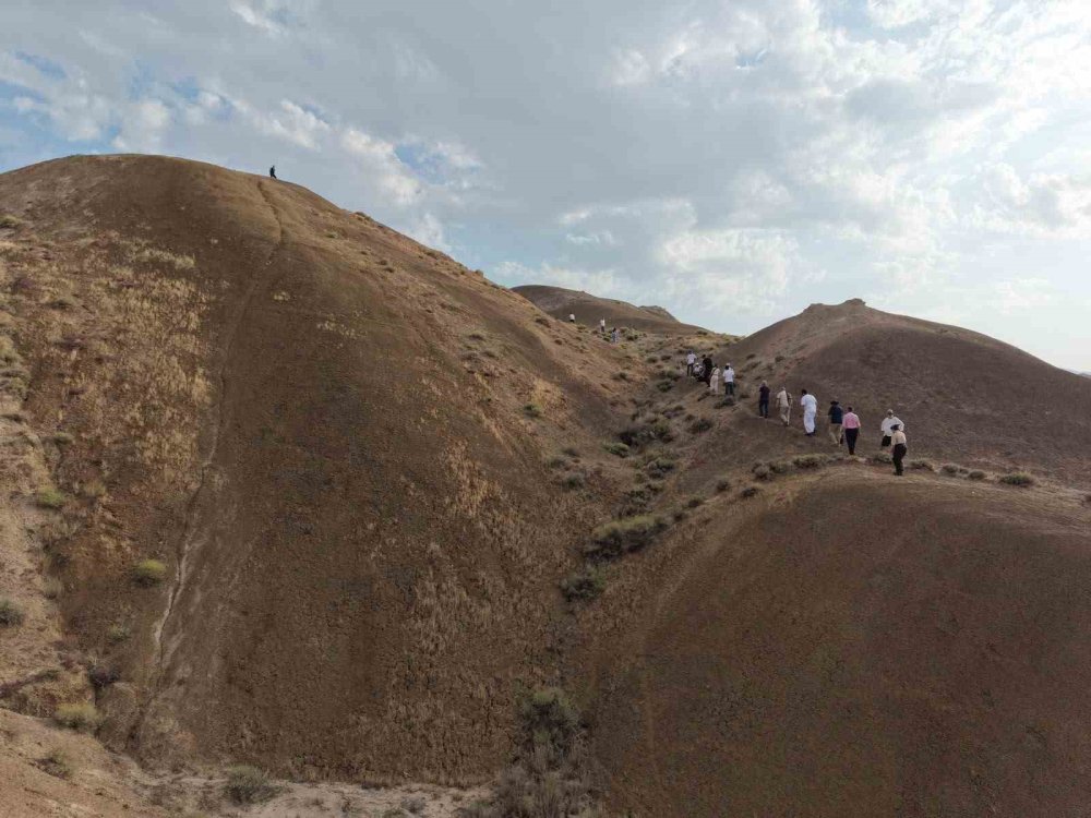 Iğdır’da Gökkuşağı Tepeleri İlgi Görüyor.. Yılan Sokmalarında Artış Dikkat Çekti!