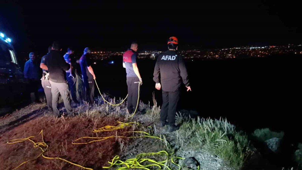 Kars’ta Kayalıklardan Düşen Şahıs Hayatını Kaybetti