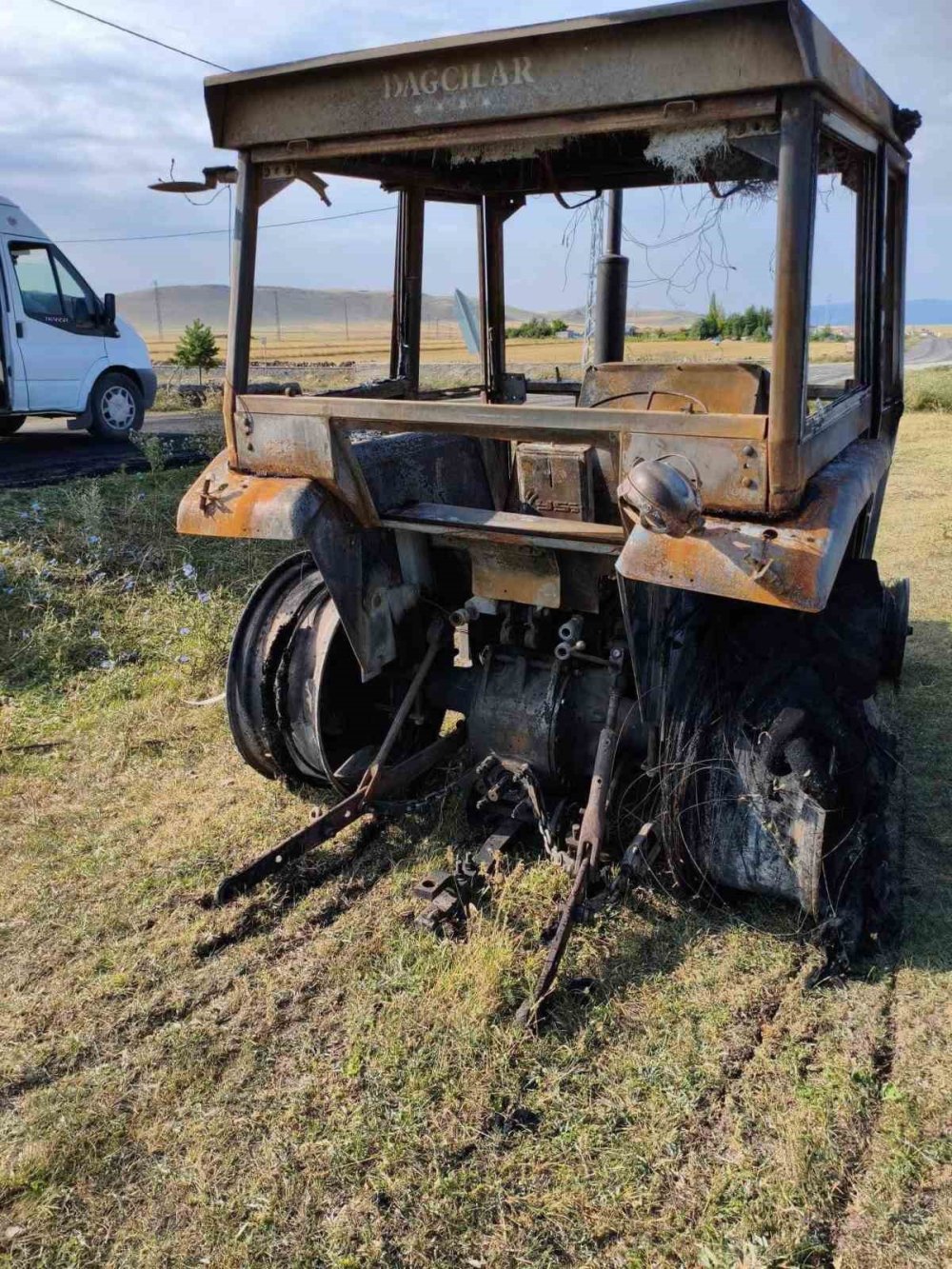 Kars’ta Traktör Alev Alev Yandı