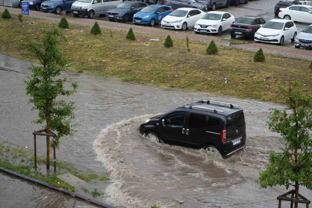 Erzurum’da Trafik Kazası.. 2 Kişi Hayatını Kaybetti, 4 Kişi Yaralandı!
