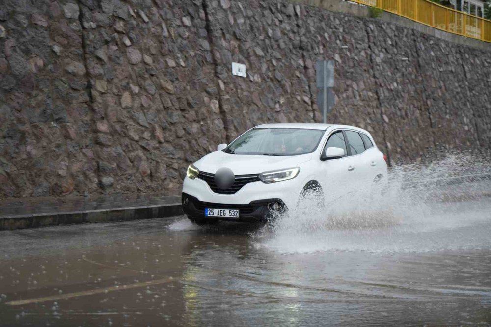 Erzurum’da Trafik Kazası.. 2 Kişi Hayatını Kaybetti, 4 Kişi Yaralandı!