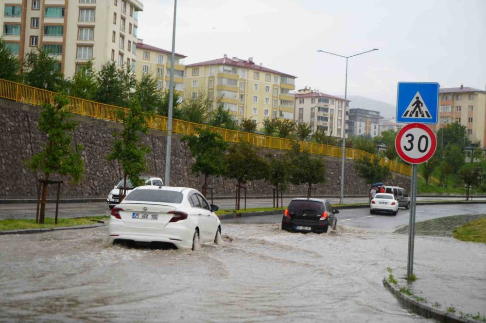 Erzurum’da Trafik Kazası.. 2 Kişi Hayatını Kaybetti, 4 Kişi Yaralandı!
