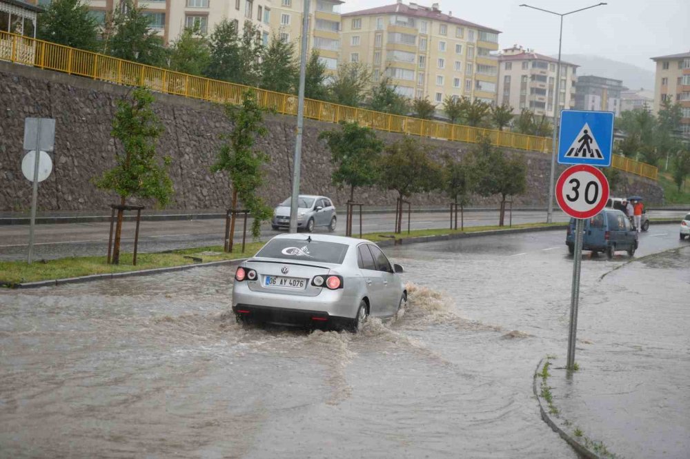 Erzurum’da Trafik Kazası.. 2 Kişi Hayatını Kaybetti, 4 Kişi Yaralandı!
