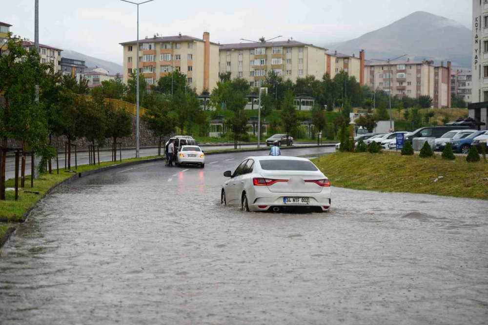 Erzurum’da Trafik Kazası.. 2 Kişi Hayatını Kaybetti, 4 Kişi Yaralandı!