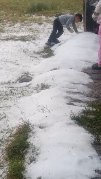 Kars’ta Sağanak Sonrası Dolu Yağışı.. Bulanık Köyü Çevresi Beyaza Büründü!