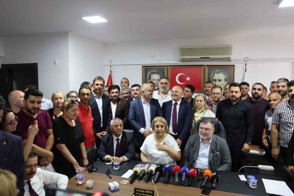 Menderes Belediyesi AK Parti’ye Geçti.. Asuman Şen Başkanvekili Oldu!