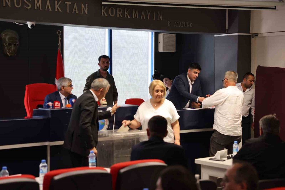 Menderes Belediyesi AK Parti’ye Geçti.. Asuman Şen Başkanvekili Oldu!