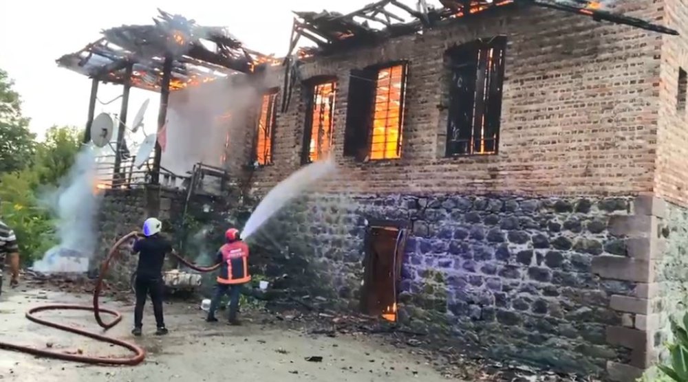 Arhavi’de İki Katlı Evde Yangın Çıktı.. Yangının Nedeni Araştırılıyor!