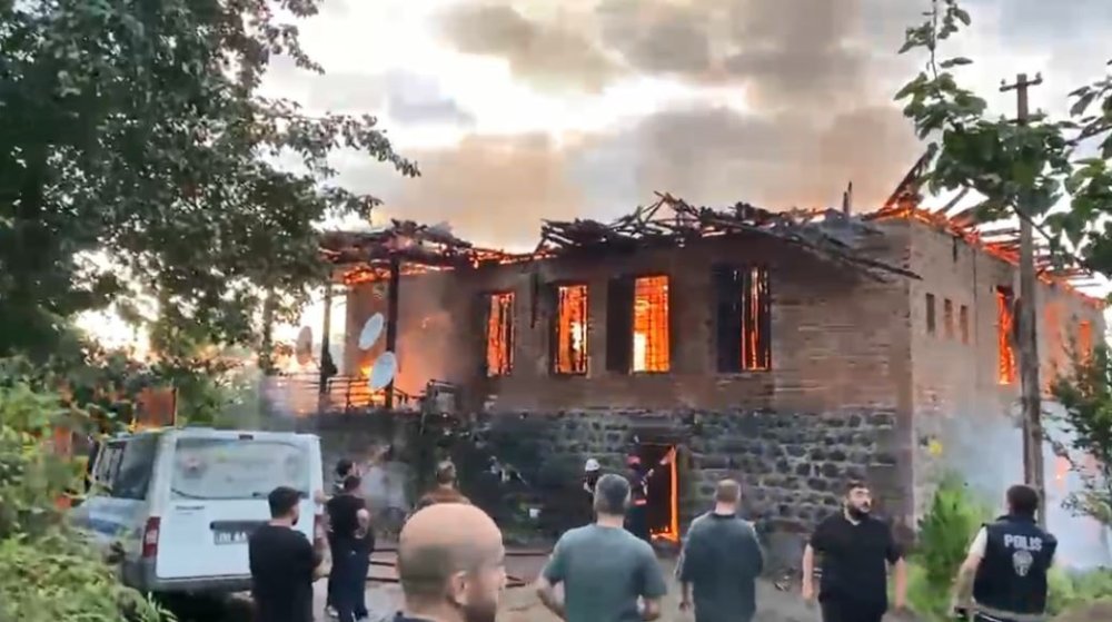 Arhavi’de İki Katlı Evde Yangın Çıktı.. Yangının Nedeni Araştırılıyor!