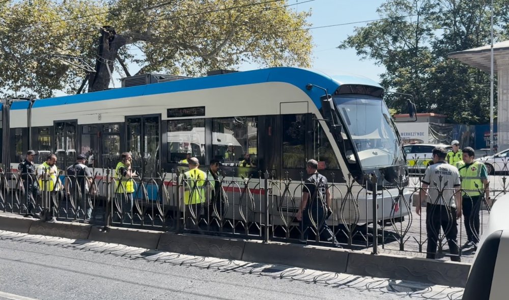 Beyoğlu’nda Tramvay Raydan Çıktı, Yolcular Tahliye Edildi