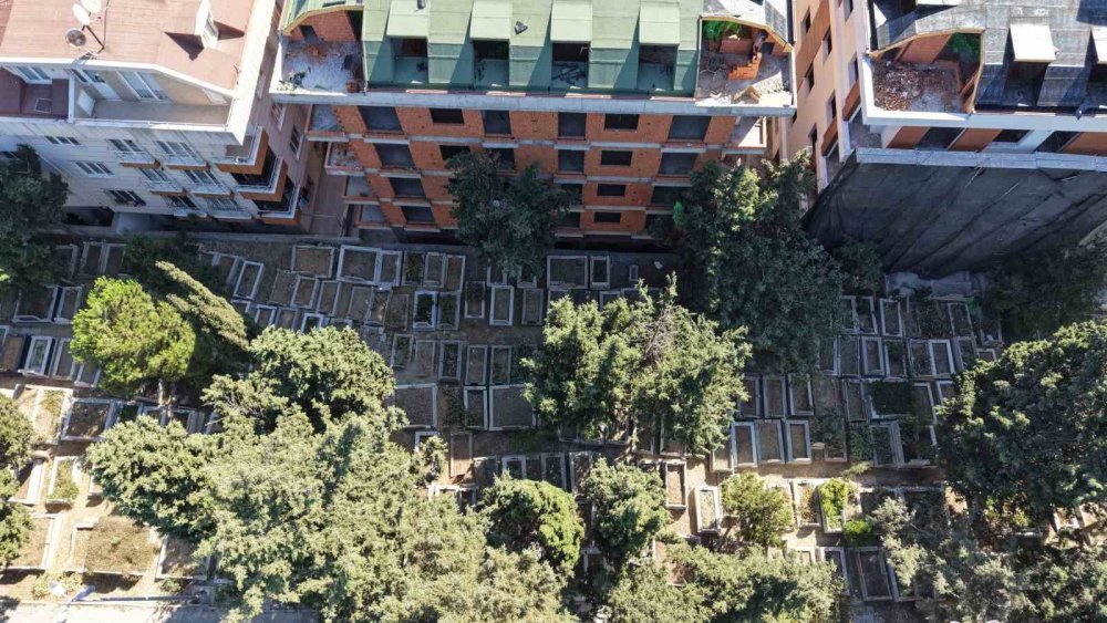 Ambarlı Mezarlığı’nın Yanında Yeni Yapılar Yükseldi.. Daireler Mezarlığa Bakıyor!