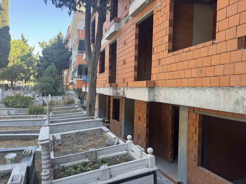 Ambarlı Mezarlığı’nın Yanında Yeni Yapılar Yükseldi.. Daireler Mezarlığa Bakıyor!
