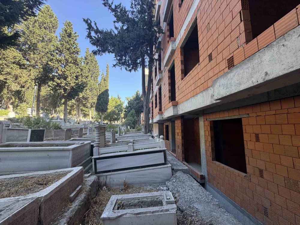 Ambarlı Mezarlığı’nın Yanında Yeni Yapılar Yükseldi.. Daireler Mezarlığa Bakıyor!