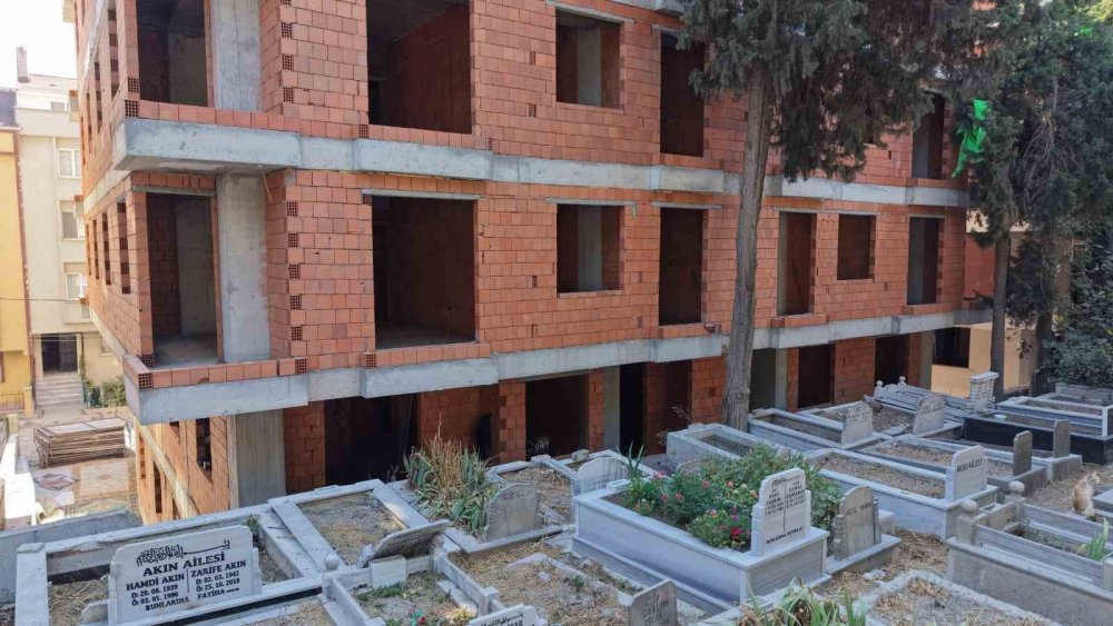 Ambarlı Mezarlığı’nın Yanında Yeni Yapılar Yükseldi.. Daireler Mezarlığa Bakıyor!