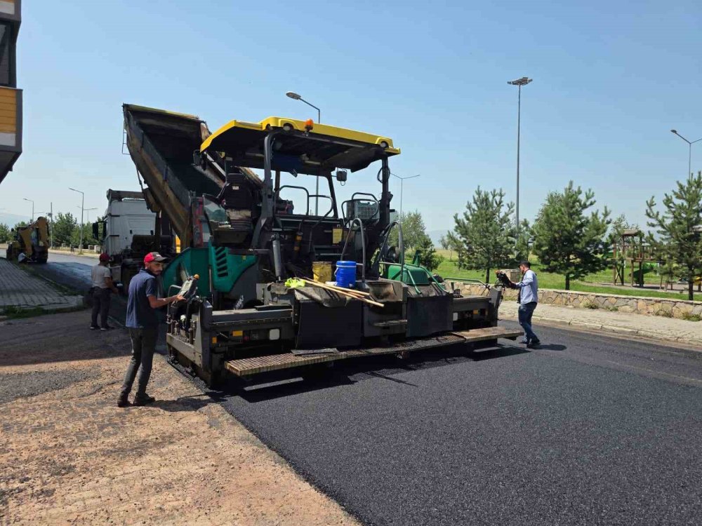 Ardahan’da Yol Çalışmaları Hızlandı.. Asfalt Serimi Güzergahlarda Sürüyor!