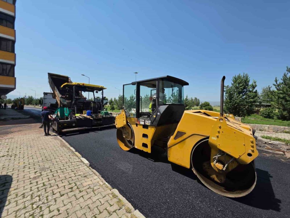 Ardahan’da Yol Çalışmaları Hızlandı.. Asfalt Serimi Güzergahlarda Sürüyor!