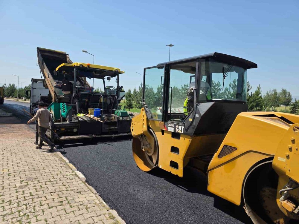 Ardahan’da Yol Çalışmaları Hızlandı.. Asfalt Serimi Güzergahlarda Sürüyor!