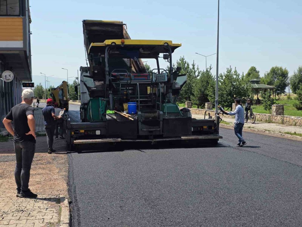 Ardahan’da Yol Çalışmaları Hızlandı.. Asfalt Serimi Güzergahlarda Sürüyor!