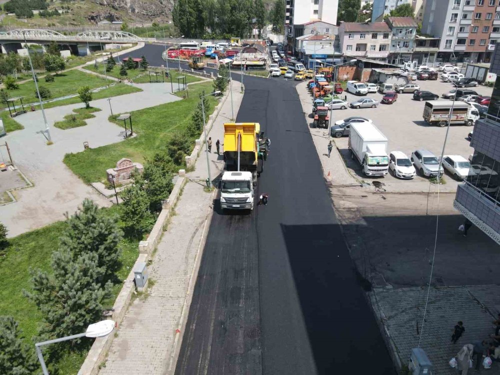 Ardahan’da Yol Çalışmaları Hızlandı.. Asfalt Serimi Güzergahlarda Sürüyor!