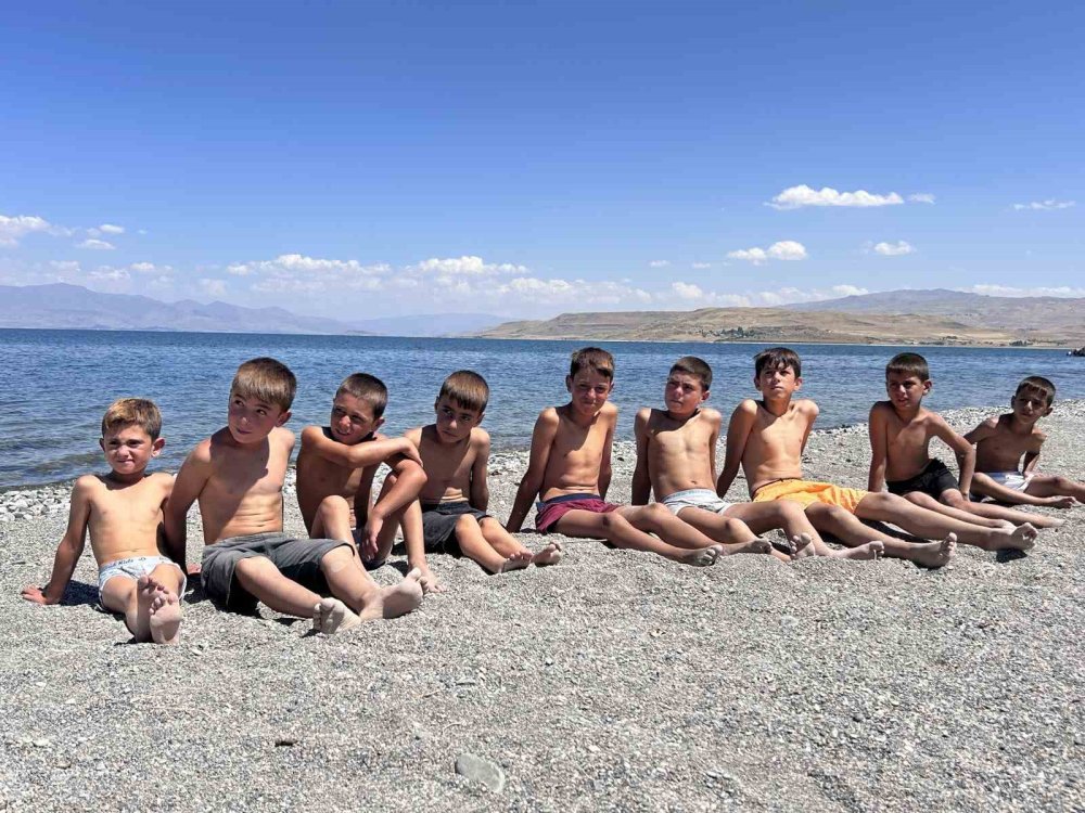 Van Gölü’nde Çocukların Saçları Sararıyor.. Güneş ve Göl Suyu Etkili Oluyor!