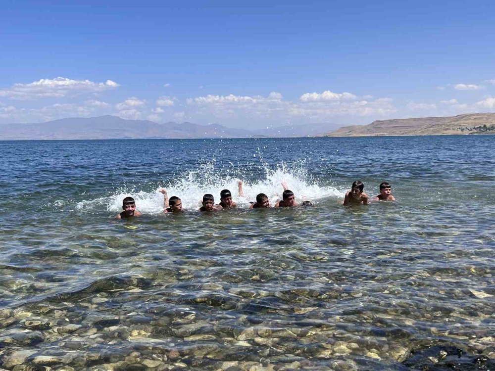 Van Gölü’nde Çocukların Saçları Sararıyor.. Güneş ve Göl Suyu Etkili Oluyor!