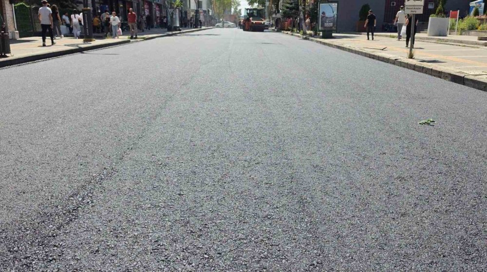 Faikbey Caddesi’nde Asfalt Çalışması Sürüyor.. Yurttaşlar Trafik ve Kotları Tartışıyor!